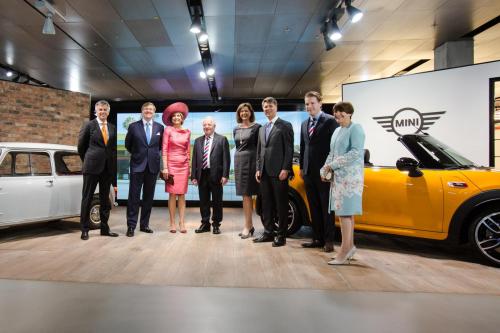 F.l.t.r. Peter Schwarzenbauer (Board of Management BMW Group), His Majesty King Willem-Alexander and Her Majesty Queen Máxima, Wim van der Leegte (Board of Management VDL Groep), Ilse Aigner (Bavarian minister of Economic Affairs, Media, Energy and Technology), Harald Krüger (president Board of Management BMW Group), Willem van der Leegte (Board of Management VDL Groep) and Lilianne Ploumen (minister Foreign Trade and Development) with the Mini reBorn of 1959 and the newest MINI Convertible of 2016