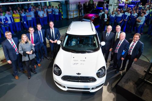 From left to right: Carel Bouckaert (CFO VDL Nedcar), Jennifer van der Leegte (Executive Vice President VDL Groep), Jan Mooren (Executive Vice President VDL Groep), Willem van der Leegte (President and Chairman of the Board of VDL Groep), Prime Minister Mark Rutte, Andreas Wendt (Senior Vice President and Head of Plant Regensburg of BMW Group), Joost Govaarts (CEO VDL Nedcar), Wim van der Leegte (former President VDL Groep) and Pieter van der Leegte (Executive Vice President) with the first MINI Countryman