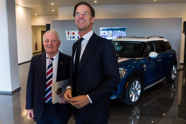Prime Minister Mark Rutte waves the flag for the start of production of the new MINI Countryman